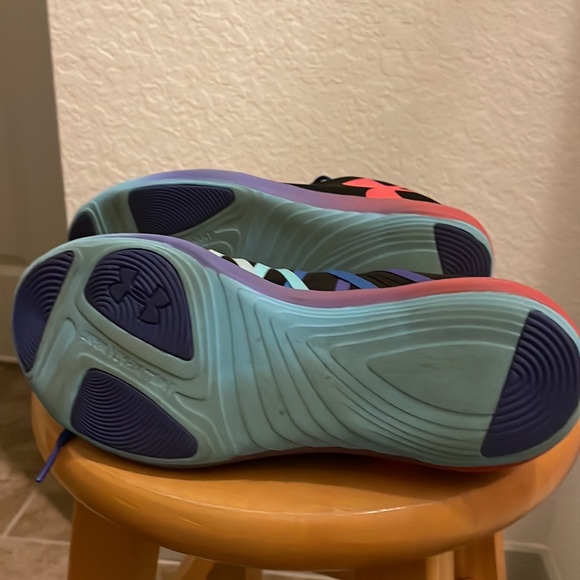 Youth Under Armour Sneakers 5.5 size - Picture 2 of 3